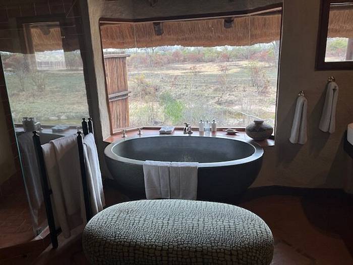 Bath in the room at Lukimbi Lodge